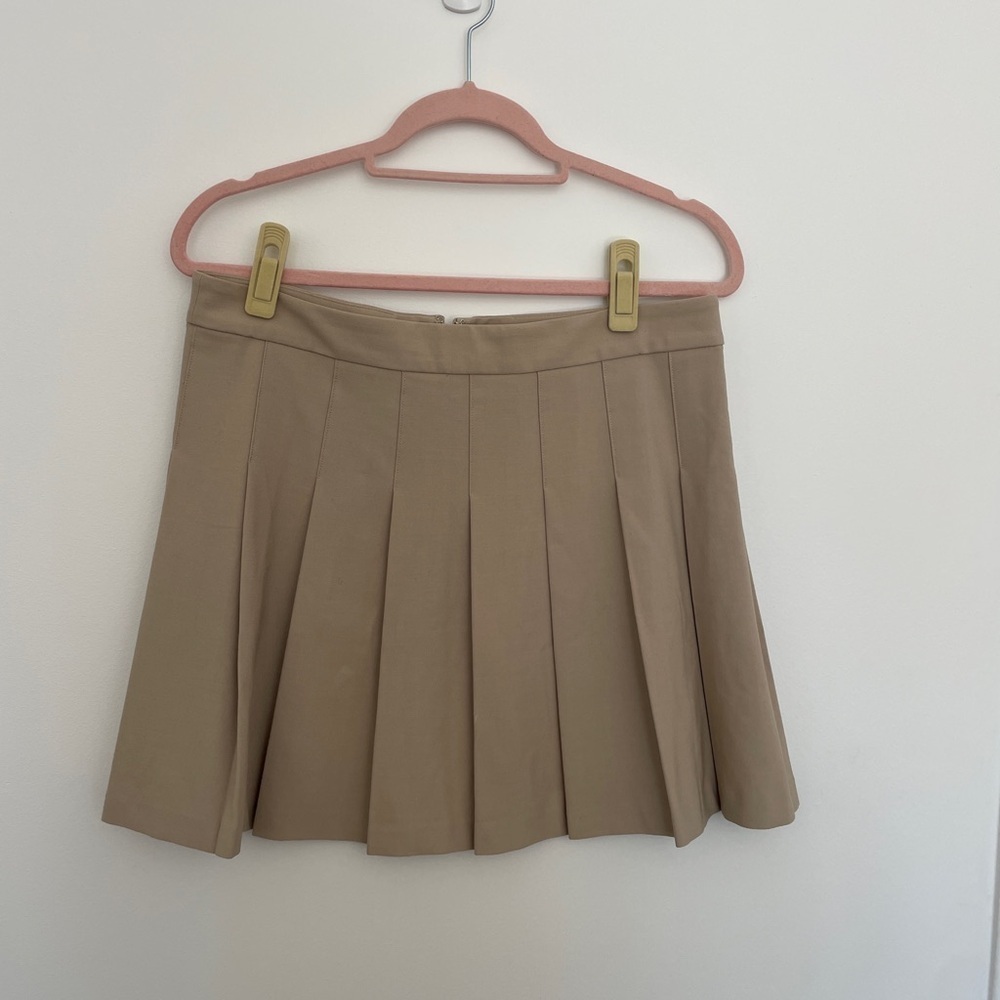 Sun-Deh Aritzia pleated olive mini skirt | Size 12 | Khaki/Tan color - Picture 4 of 6